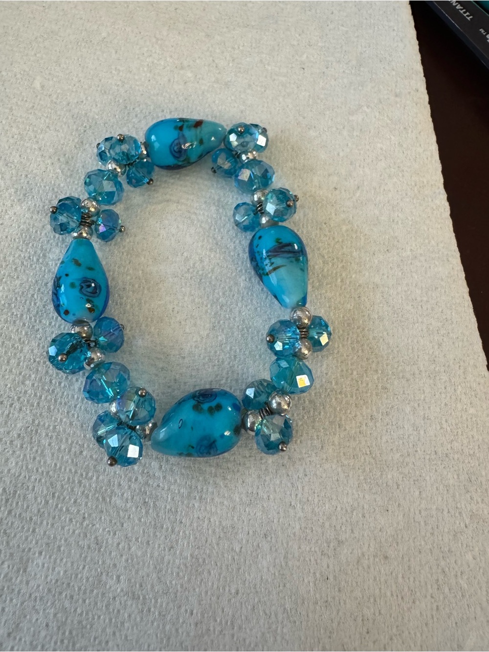 Source Unknown Bright Turquoise Glass Beaded Stretch Bracelet - Picture 3 of 4